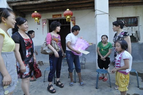 2012慰问贫困母亲.jpg